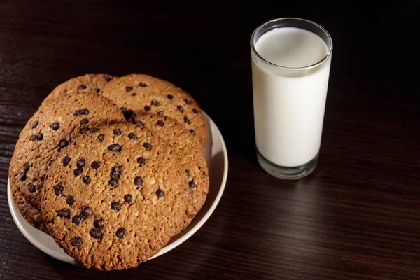 Chocolate Chip Cookies Glass Milk Wooden Table — Stock Photo, Image