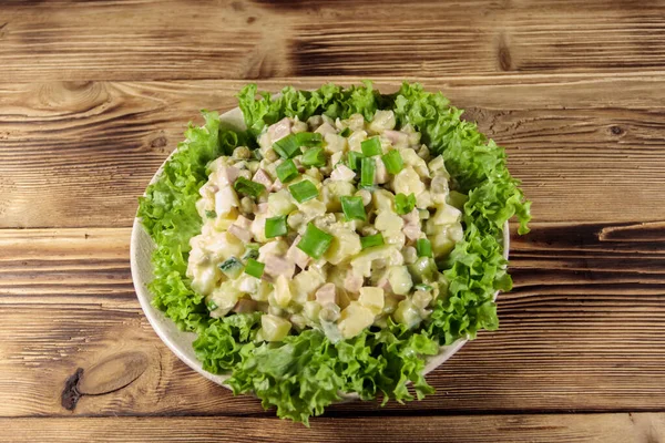 Salad Tradisional Rusia Olivier Atas Meja Kayu — Stok Foto