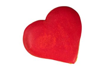 Kalp şeklinde zencefilli kurabiye beyaz arkaplanda izole