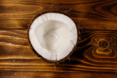 Kırsal ahşap masada taze hindistan cevizi. Üst görünüm