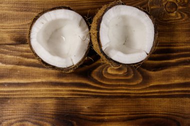 Kırsal ahşap masada taze hindistan cevizi. Üst görünüm, alanı kopyala