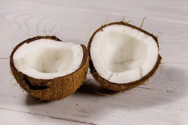 Verse Rijpe Kokosnoot Witte Houten Tafel — Stockfoto