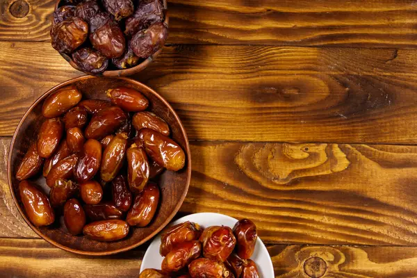 Kurumuş meyveler ahşap masada. Üst görünüm, alanı kopyala