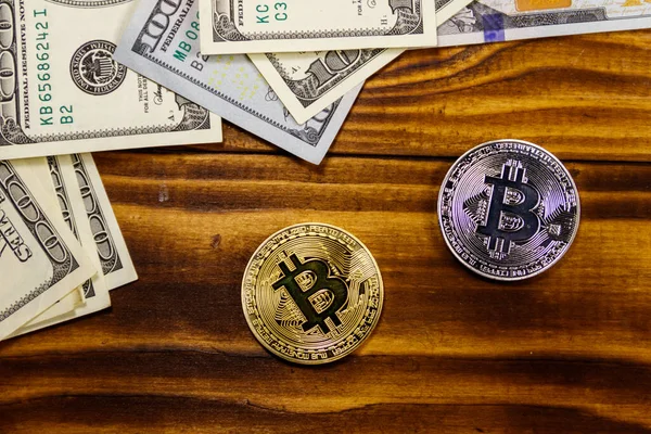 Gouden Zilveren Bitcoins Honderd Dollar Biljetten Houten Bureau — Stockfoto