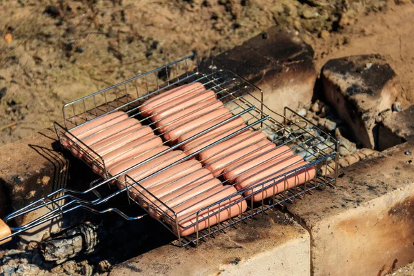 Kolbász Grillsütőben Grill Főzés Tábortűzben — Stock Fotó