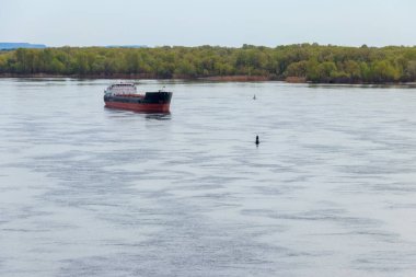 Kargo gemisi Dinyeper nehrinde yol alıyor.