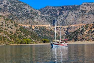 Türkiye 'nin Antalya ilinin Kekova adası yakınlarındaki Akdeniz' de yat gezisi. Türk Rivierası
