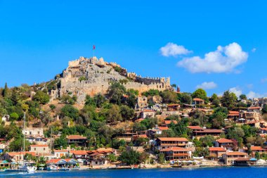 Türkiye 'nin Antalya ilinin Akdeniz kıyısındaki bir dağda kalesi olan antik Lycia kasabası Simena' nın manzarası