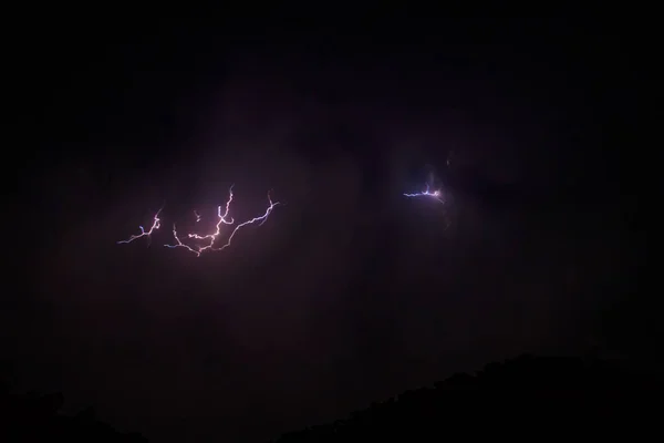 Descargas Rayos Cielo Tormentoso Bajo Nubes Lluvia Oscura Noche — Foto de Stock