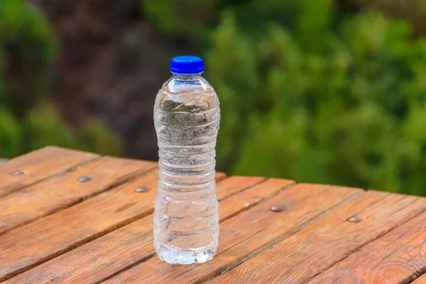 Garrafa Plástico Com Água Potável Fresca Uma Mesa Madeira Fundo — Fotografia de Stock