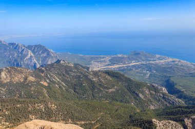 Türkiye 'nin Antalya ilinin Kemer ilçesi yakınlarındaki Tahtali dağının tepesinden Taurus dağları ve Akdeniz manzarası