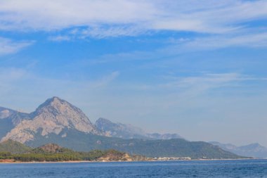 Türkiye 'nin Antalya ilinin Kemer ilçesindeki Akdeniz kıyısı ve Taurus dağlarının manzarası