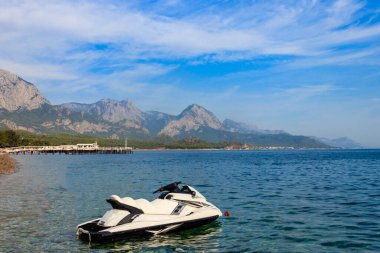 Türkiye 'nin Kemer kentinde mavi bir denizde boş jet ski. Yaz tatili kavramı