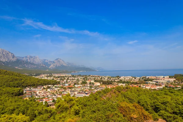 Türkiye 'nin Antalya ilinin Akdeniz kıyısındaki Kemer kasabasının manzarası. Türk Rivierası. Bir dağdan görünüm
