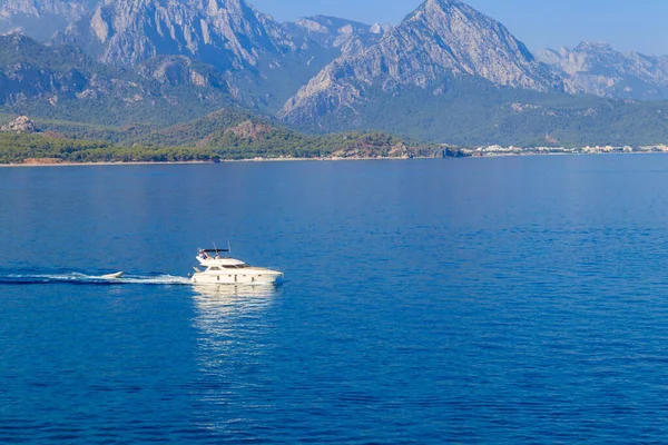 Iate Luxo Branco Navegando Mar Mediterrâneo Kemer Província Antalya Turquia — Fotografia de Stock