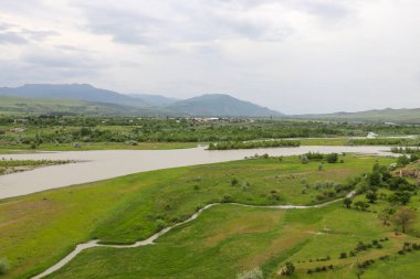 Antik mağara şehri Uplistsikhe, Georgia 'dan Kura Nehri ve Kafkas Dağları manzarası