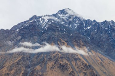 Gürcistan 'daki Kafkasya dağlarının manzarası