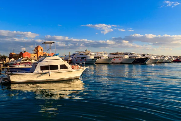 埃及赫尔哈达海港的白色游艇 红海上有旅游船的港口 — 图库照片