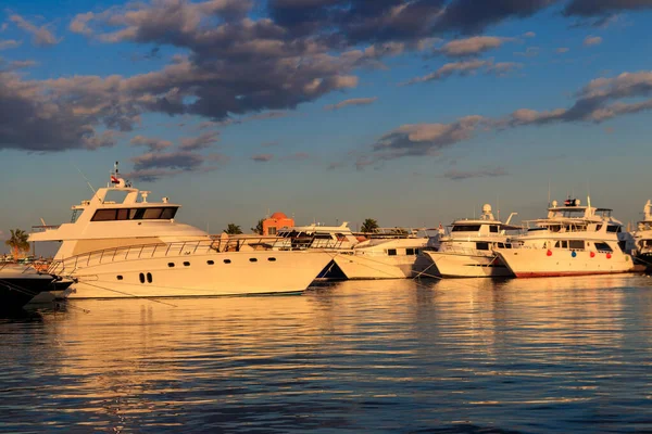 Iates Brancos Porto Marítimo Hurghada Egito Porto Com Barcos Turísticos — Fotografia de Stock