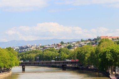 Tiflis, Gürcistan 'daki Kura (Mtkvari) Nehri manzarası
