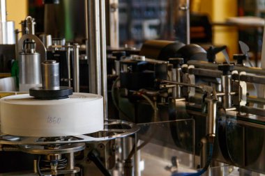 Şaraphanede otomatik etiketleme makinesi ekipmanı