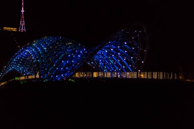 Tiflis 'teki Barış Köprüsü. Gece Kura Nehri üzerindeki yaya köprüsü