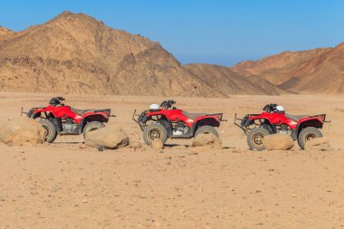 Mısır 'daki Arap çölünde safari gezileri için ATV motorsikletleri.