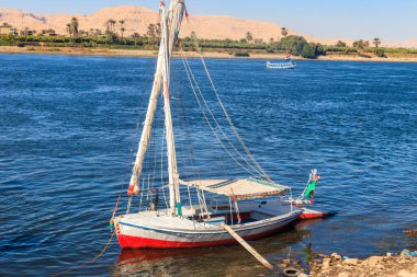 Felucca gemisi Mısır 'ın Luxor kentindeki Nil nehrinin kıyısına demir attı.