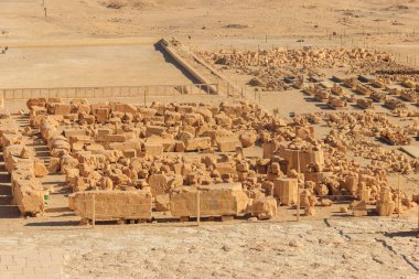 Deir el-Bahri 'deki Hatshepsut tapınağının yanındaki arkeolojik alan. Eski Mısır 'ın Mısır' daki Nil 'in Batı Şeria' sındaki kazıları (antik Teb.