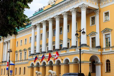 Lobanov-Rostovsky Sarayı cephesi, aynı zamanda St. Petersburg, Rusya 'da aslanlı ev olarak da bilinir. 1817-1820 'de inşa edildi.
