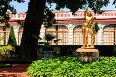St. Petersburg, Rusya 'daki Peterhof alt parkında, Monplaisir Sarayı yakınlarında Apollino heykeli bulunan bir çan çeşmesi.
