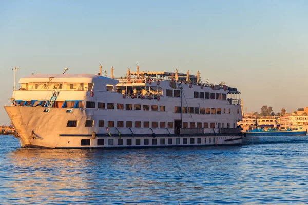 Navio Cruzeiro Navegando Rio Nilo Egito — Fotografia de Stock