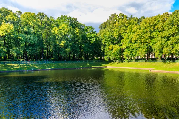 Vista Del Estanque Karpiev Parque Ciudad Jardín Verano San Petersburgo — Foto de Stock