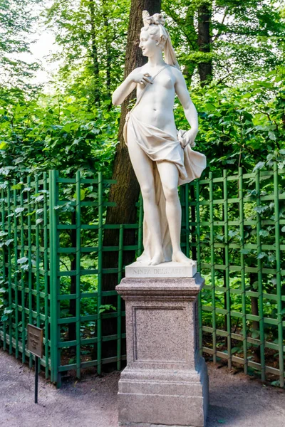 Estátua Ninfa Parque Cidade Velha Jardim Verão São Petersburgo Rússia — Fotografia de Stock