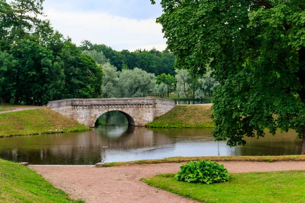 Puente Arco Piedra Sobre Lago Gatchina Rusia — Foto de Stock