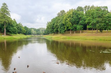Rusya 'daki Gatchina Parkı' nda bir göl manzarası
