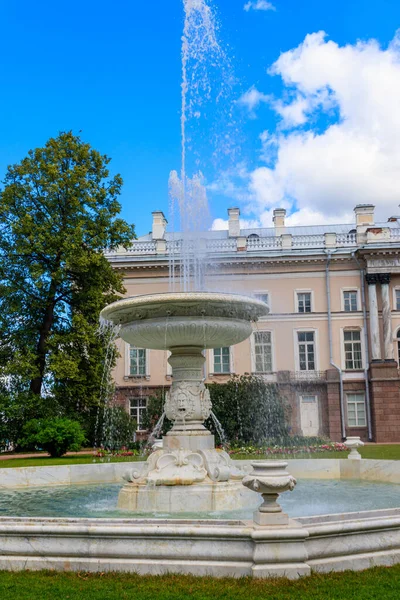 俄罗斯普希金Tsarskoye Selo凯瑟琳公园的大理石喷泉花瓶 — 图库照片