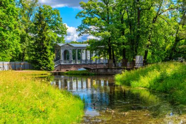 Mermer köprü veya Sibirya Mermer Galerisi, Rusya 'nın Tsarskoye Selo kentindeki Catherine Park' ta bulunan dekoratif bir Palladian köprüsü (galeri geçidi).