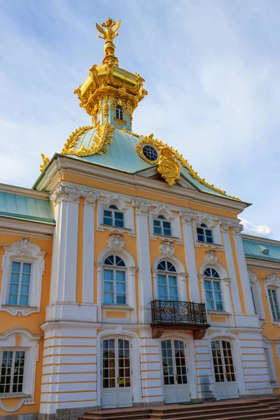 Σώμα Υπό Την Επήρεια Όπλων Του Grand Palace Στο Peterhof — Φωτογραφία Αρχείου