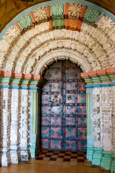 Starożytna Rosyjska Architektura Zbliżenie Łukowych Metalowych Drzwi Stylu Rosyjskim — Zdjęcie stockowe