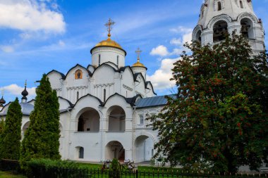 Rusya, Suzdal 'daki şefaat katedrali (Pokrovsky) manastırı. Rusya 'nın altın yüzüğü