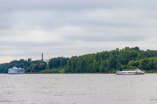 Yolcu Gemisi Rusya Nın Yaroslavl Kentindeki Volga Nehrinden Geçiyor — Stok fotoğraf