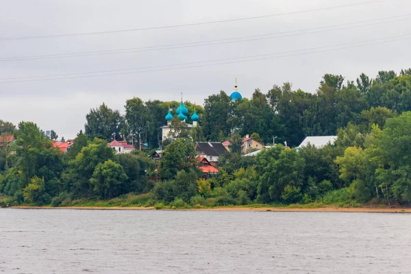 Uitzicht Wolga Rivier Met Redderskerk Aan Een Oever Jaroslavl Rusland — Stockfoto