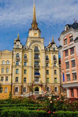 Ukrayna 'nın Kiev kentindeki Vozdvizhenka elit bölgesinin renkli evleri