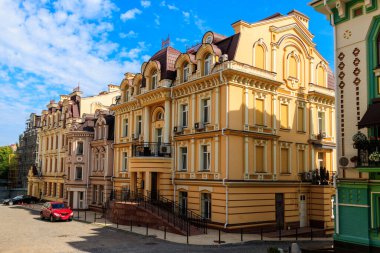 Ukrayna 'nın Kiev kentindeki Vozdvizhenka elit bölgesinin renkli evleri