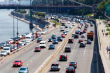Trafiğin yoğun olduğu saatlerde çok şeritli otoyoldaki trafik arabalarının soyut geçmişi bulanık