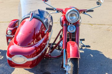 Retro tricar. Şehir caddesinde üç tekerlekli motosiklet