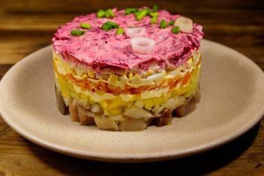 Geleneksel Rus salatası 