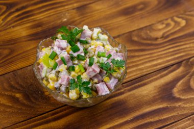 Lezzetli salata sosis, yeşil bezelye, konserve mısır, dolmalık biber, salatalık ve mayonez.