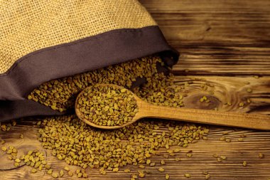 Ahşap masada Çemen otu tohumları